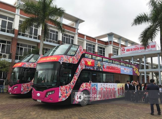 Người hâm mộ Việt Nam nhuộm đỏ sân bay Nội Bài Người hâm mộ Việt Nam nhuộm đỏ sân bay Nội Bài